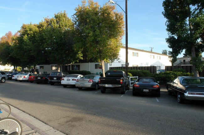 6681 Berkshire Ter in Goleta, CA - Foto de edificio - Building Photo