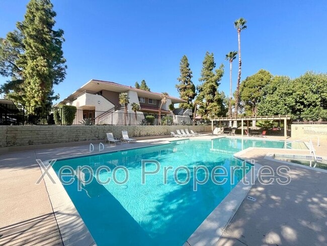 2857 N Los Felices Rd in Palm Springs, CA - Foto de edificio - Building Photo