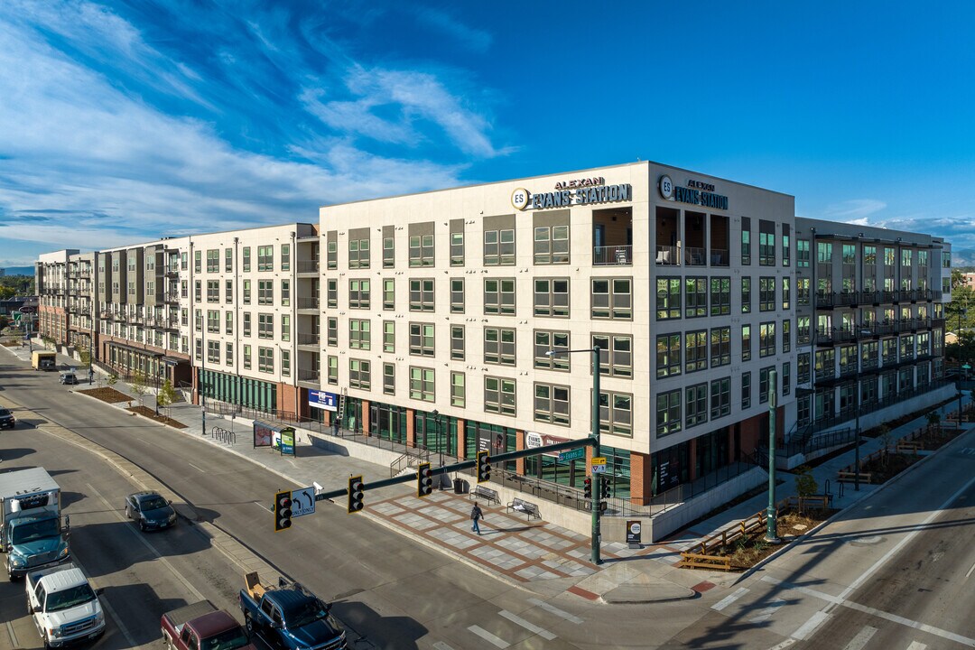 Alexan Evans Station in Denver, CO - Foto de edificio
