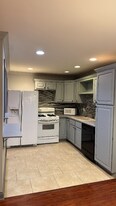 9S060 Lake Dr, Unit 12-102 in Willowbrook, IL - Building Photo