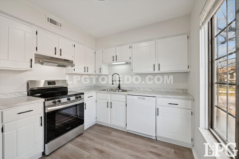 1665 Brownstone Blvd in Toledo, OH - Building Photo