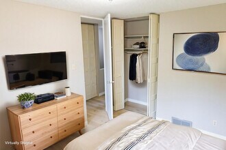 University Townhomes in Lethbridge, AB - Building Photo - Building Photo