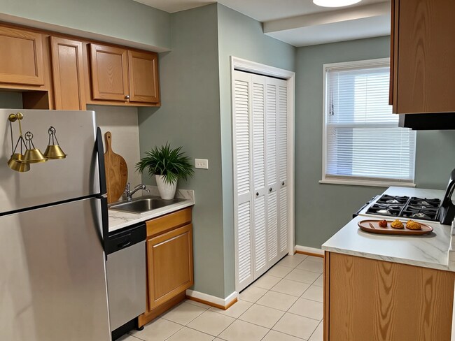 526 Kenyon St NW, Unit 104 in Washington, DC - Building Photo - Building Photo