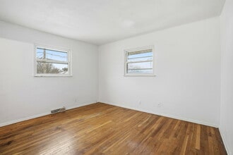 704 Carlsbad Rd in Cincinnati, OH - Foto de edificio - Building Photo