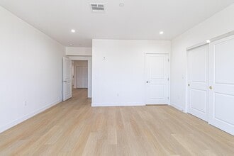 3672 W Imperial Hwy, Unit 404 in Inglewood, CA - Foto de edificio - Building Photo