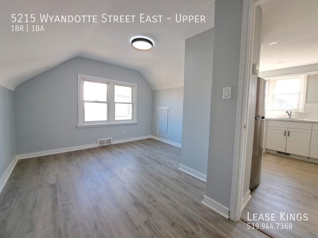 5215 Wyandotte St E in Windsor, ON - Building Photo - Building Photo