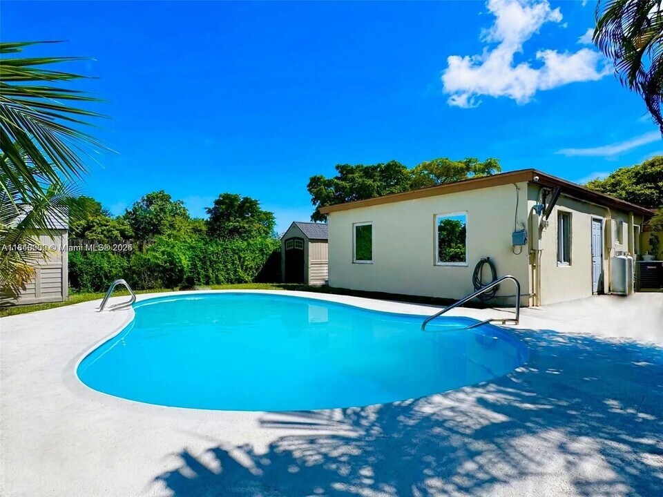 1423 NE 175th St in North Miami Beach, FL - Building Photo