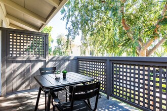 10870 N Stelling Rd in Cupertino, CA - Building Photo - Building Photo