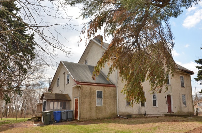3704 Elmhurst Ave in Bristol, PA - Foto de edificio - Building Photo