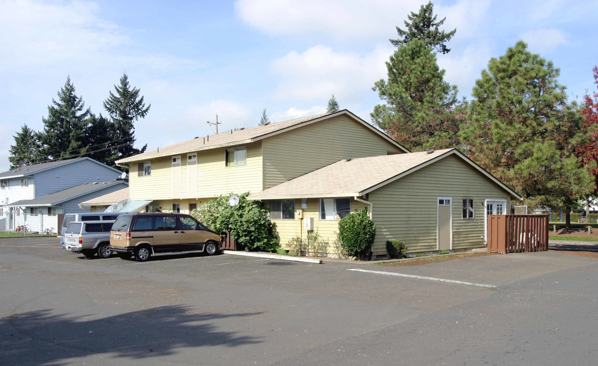 1660 SE Walnut St in Hillsboro, OR - Foto de edificio