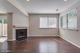 5735 Nordeen Oak Ct in Burke, VA - Building Photo - Building Photo