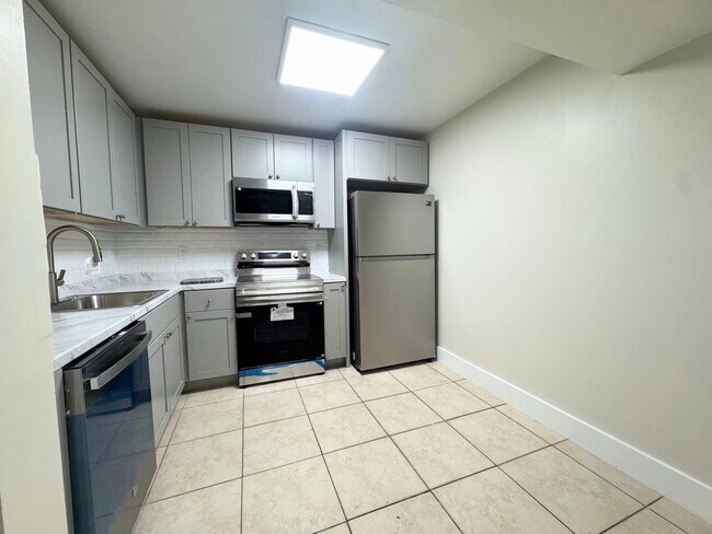 711 N Pine Island Rd in Plantation, FL - Foto de edificio - Building Photo
