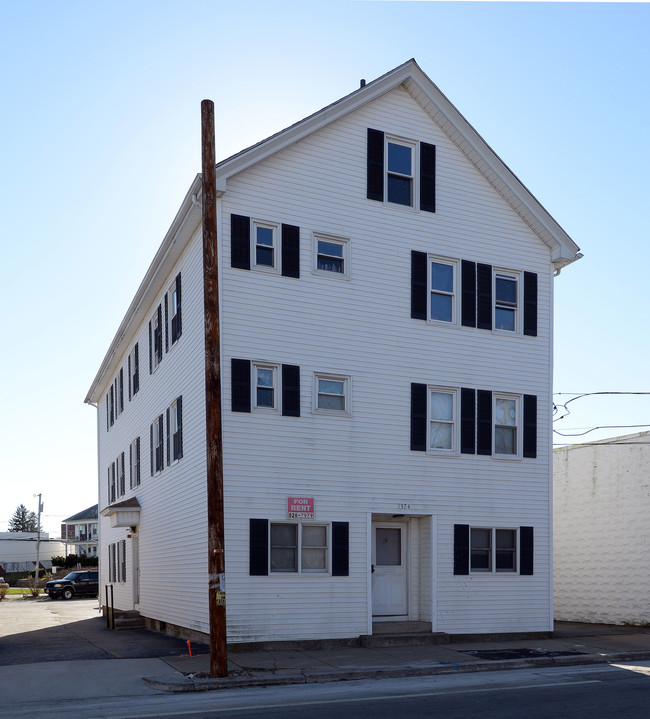 1374 Plainfield St in Cranston, RI - Foto de edificio - Building Photo