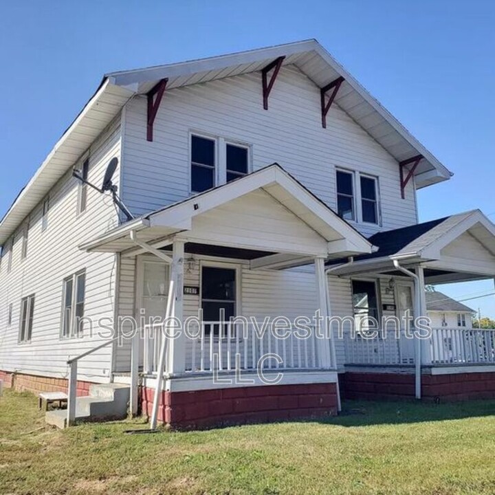 2105 Central Ave in Anderson, IN - Foto de edificio