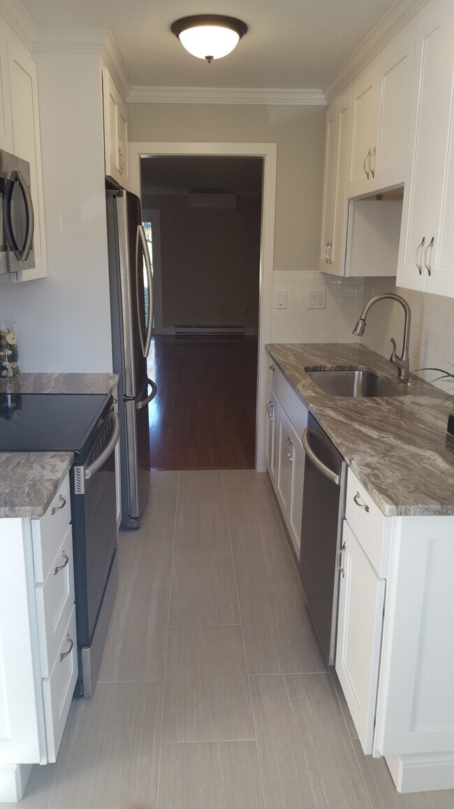 11 Cedarland Ct in Cromwell, CT - Building Photo - Building Photo