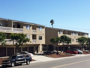 Golden Heights Terrace in San Diego, CA - Building Photo - Building Photo