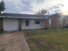 852 Harvard Ln in Lancaster, TX - Building Photo