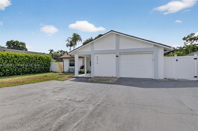 5276 Pine Tree Dr in Delray Beach, FL - Building Photo - Building Photo