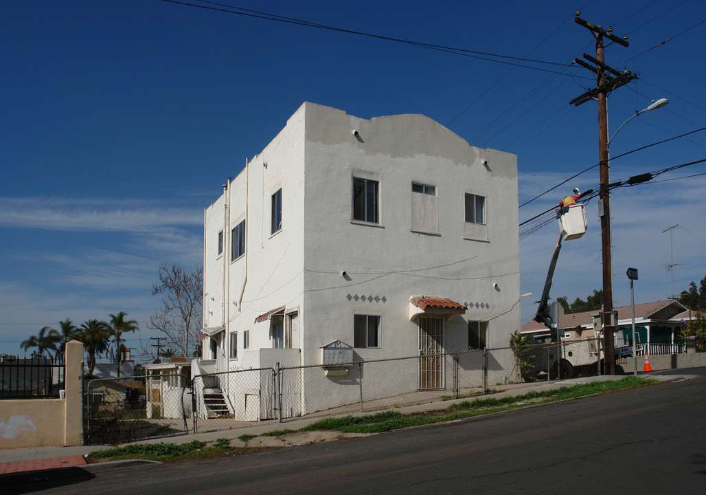 159 W Park Ave in San Ysidro, CA - Building Photo