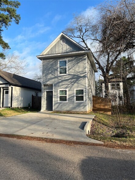 10978 Maywood St in Willis, TX - Building Photo