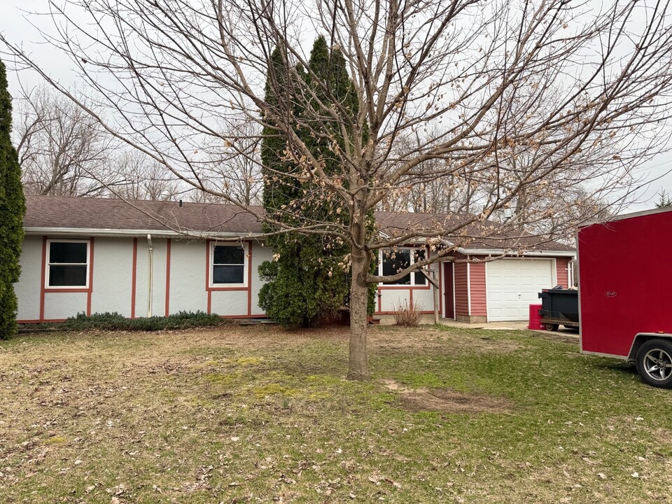 3584 Park Lane in Bridgman, MI - Building Photo