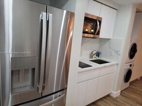 2889 McFarlane Rd, Unit 1016 in Miami, FL - Building Photo - Building Photo