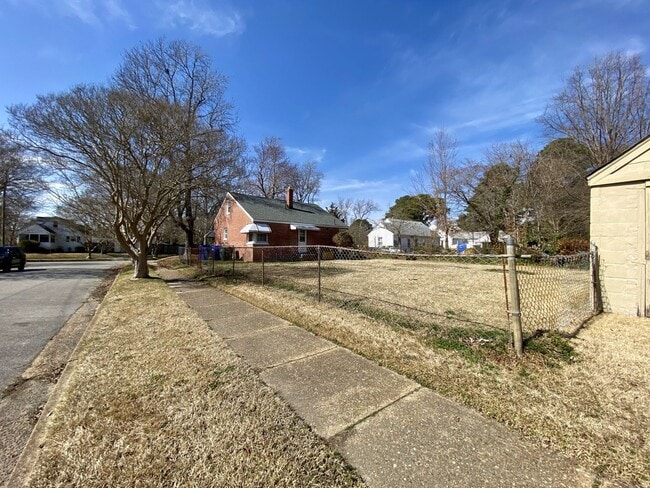 8852 Stratford St in Norfolk, VA - Building Photo - Building Photo