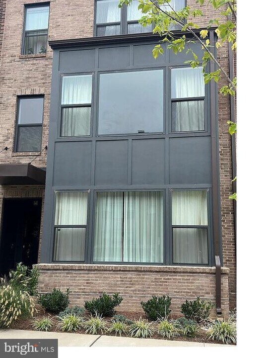13547 SAYWARD Blvd in Herndon, VA - Building Photo