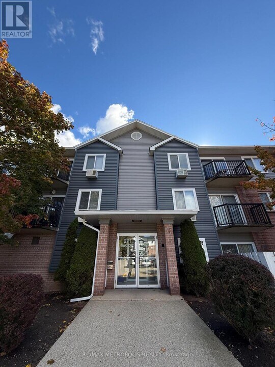 271 Eiwo Ct in Waterloo, ON - Building Photo