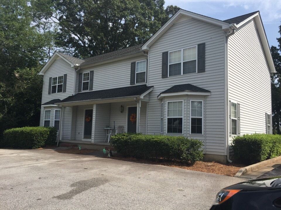 250 Highland Ave, Unit B in Cornelia, GA - Building Photo