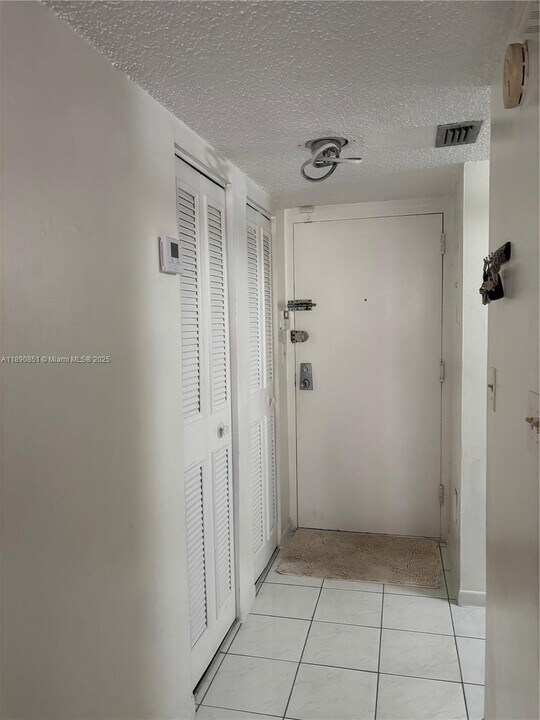 14501 N Kendall Dr in Miami, FL - Building Photo