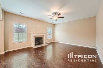 328 Cliffhaven Cir in Newnan, GA - Foto de edificio - Building Photo