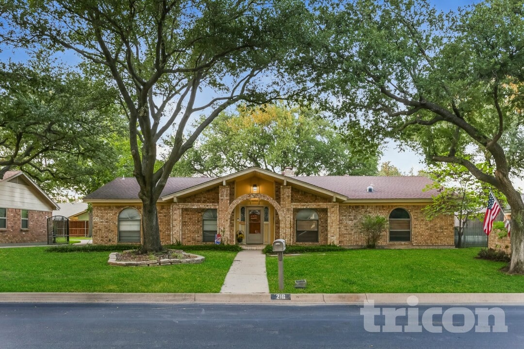 216 Baker Dr in Hurst, TX - Building Photo