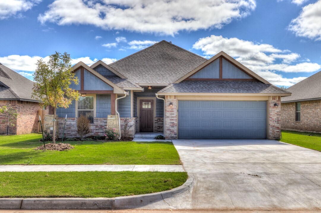 9952 SW 22nd St in Yukon, OK - Building Photo
