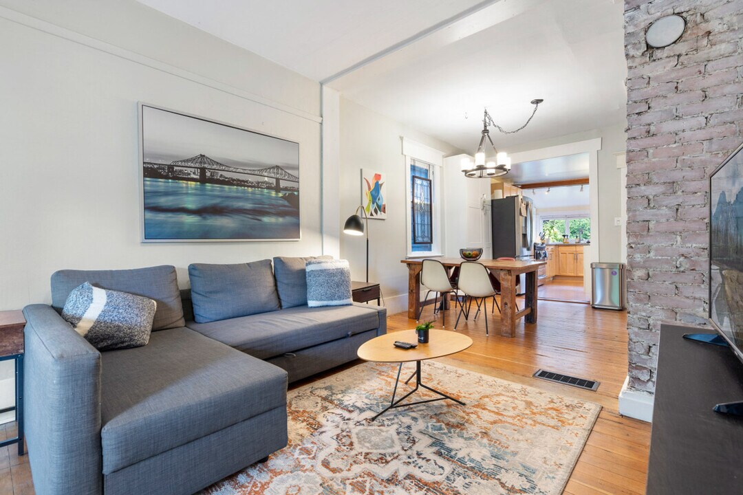 1832 W 2nd Ave in Vancouver, BC - Building Photo