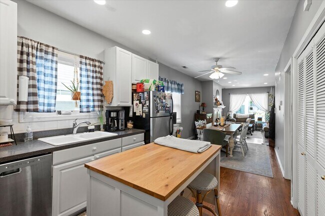 1345 W Walton St, Unit 1 in Chicago, IL - Building Photo - Building Photo