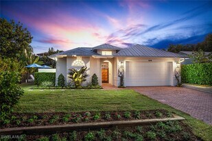 1216 Cypress Woods Dr in Naples, FL - Building Photo