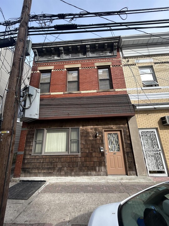 41 E 21st St in Bayonne, NJ - Building Photo