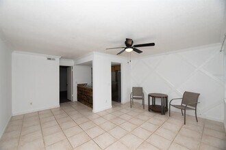 4878 W Gandy Blvd in Tampa, FL - Building Photo - Building Photo