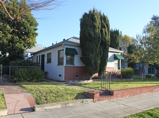 2109 W Victory Blvd in Burbank, CA - Building Photo - Building Photo