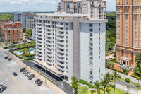 Gables Plaza Condominiums in Coral Gables, FL - Foto de edificio - Building Photo