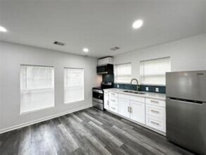 4318 1st, Unit C in Bacliff, TX - Foto de edificio - Building Photo