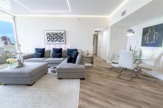 19501 W Country Club Dr, Unit 1011 in Aventura, FL - Foto de edificio - Building Photo