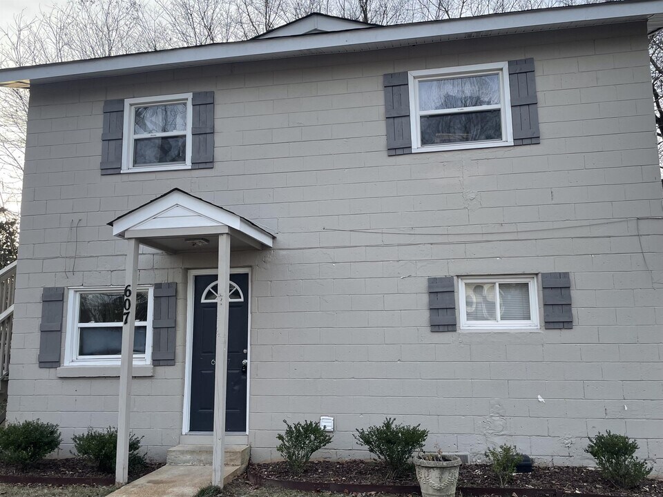 607 England St in Huntsville, AL - Building Photo