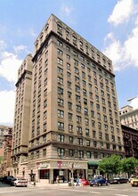 233 W 77th St in New York, NY - Foto de edificio - Building Photo