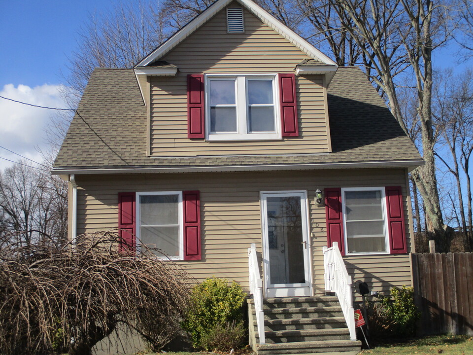 108 Drome Ave in Stratford, CT - Building Photo