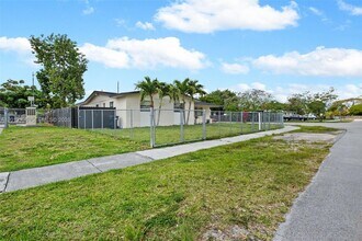 11950 SW 199th St in Miami, FL - Building Photo - Building Photo