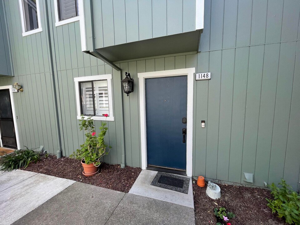 1148 Maywood Ln in Martinez, CA - Building Photo