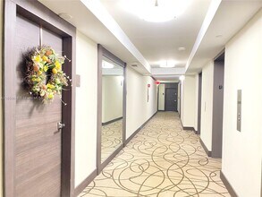 20505 E Country Club Dr in Aventura, FL - Building Photo - Building Photo