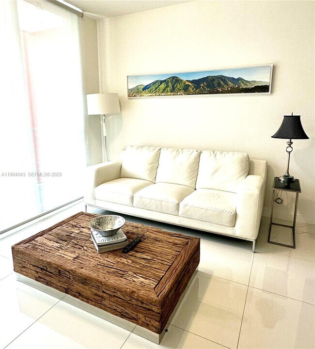 7661 NW 107th Ave in Doral, FL - Foto de edificio - Building Photo